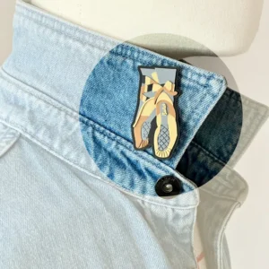 Pin’s chaussons de danse 3D au design illustré, idéal pour veste, sac ou casquette, inspiration ballet aesthetic. Création buuBoo.