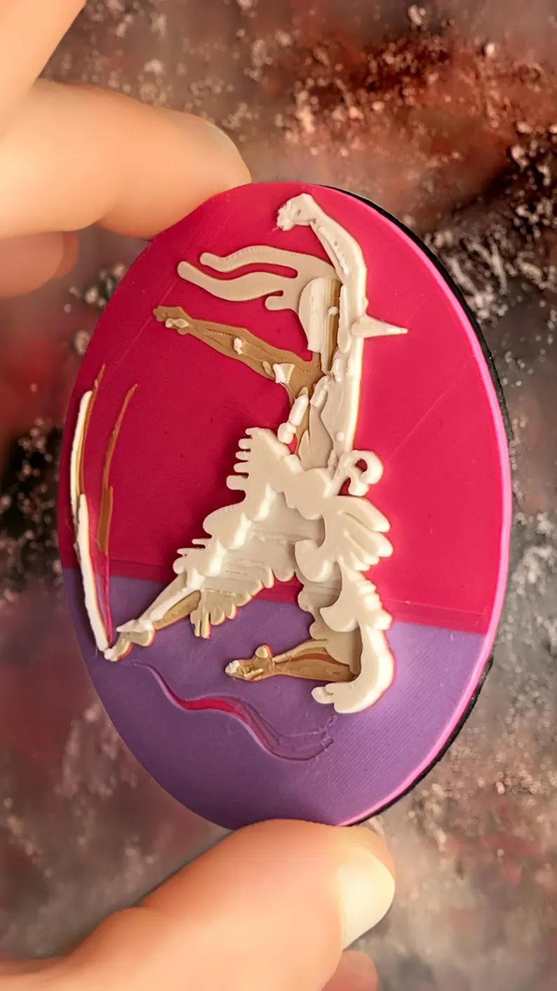 il 794xn.8296119620 9w2y.jpg Broche ronde Danseur-Cygne en relief imprimée en 3D, création originale aux tons magenta, mauve, beige et blanc, présentée en main. Marque buuBoo.