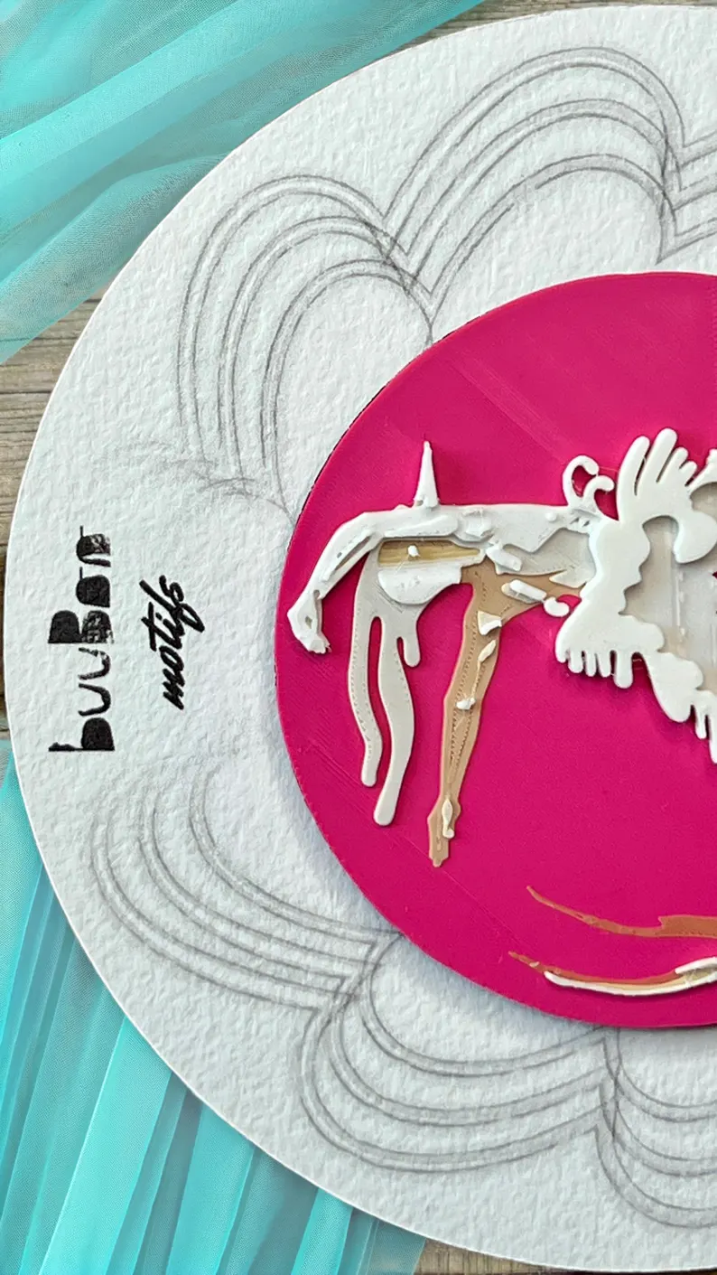 il 794xn.8296120996 al1c.jpg Broche ronde Danseur-Cygne présentée sur son packaging illustré, création artisanale inspirée de la danse et de l'art à porter. Marque buuBoo.
