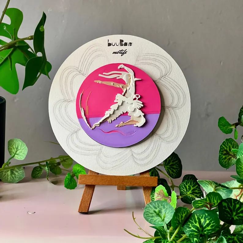 il 794xn.8296133384 2fqm.jpg Broche ronde Danseur-Cygne présentée sur son packaging illustré posé sur un mini-chevalet, création artisanale inspirée de la danse et de l'art à porter. Marque buuBoo.