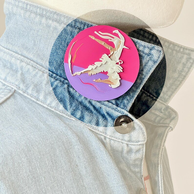 Broche ronde Danseur-Cygne portée sur le col d'une chemise, illustration imprimée en 3D pour personnaliser une tenue avec une touche artistique et élégante. Marque buuBoo.
