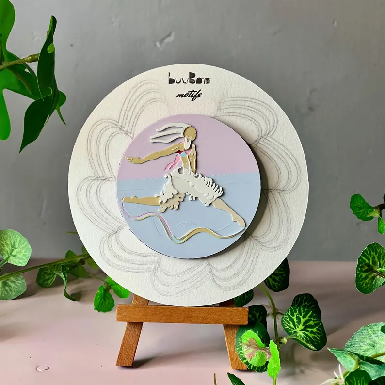 il 794xn.8296785516 ee8b.jpg Broche Danseur-Cygne pastel présentée sur son packaging rond posé sur un mini-chevalet, création artisanale française inspirée de la danse classique. Marque buuBoo.