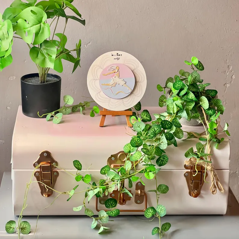 il 794xn.8296793278 dd1i.jpg Broche Danseur-Cygne pastel présentée sur son packaging rond posé sur un mini-chevalet, création artisanale française inspirée de la danse classique. Marque buuBoo.