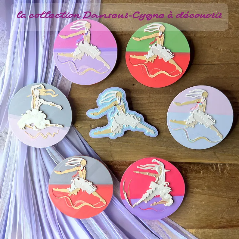 il 794xn.8299326088 ni9b.jpg Collection Danseur-Cygne buuBoo réunissant plusieurs broches artistiques imprimées en 3D, variations de couleurs et interprétations du danseur-cygne inspirées du ballet contemporain. Marque buuBoo.