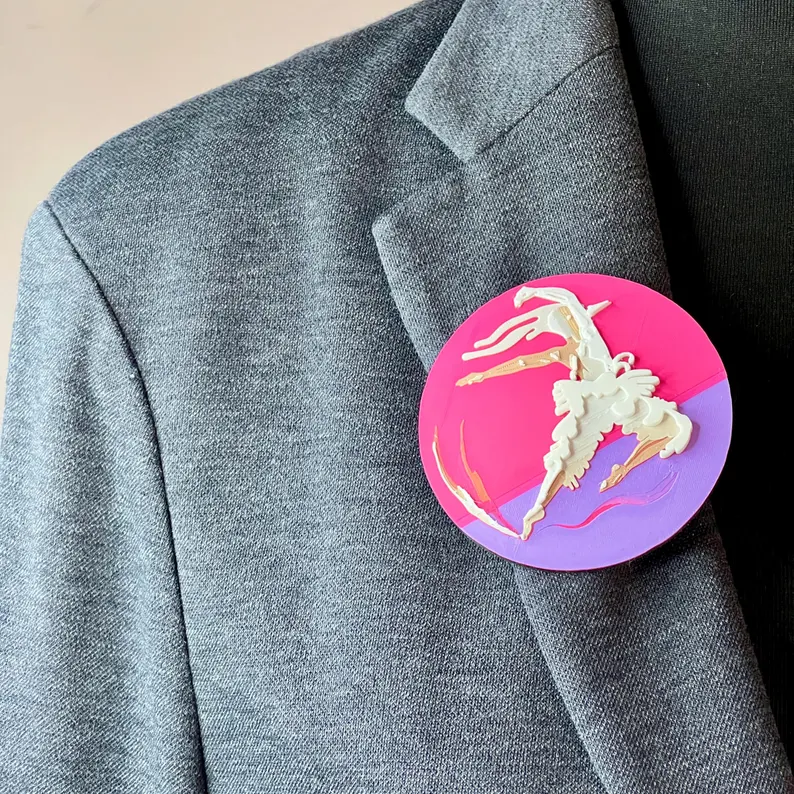 il 794xn.8344032053 sx5f.jpg Broche ronde Danseur-Cygne imprimée en 3D portée sur un col de costume, création artistique aux tons magenta, mauve et beige inspirée du ballet contemporain. Marque buuBoo.