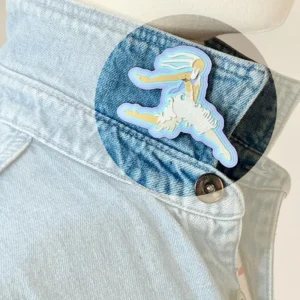 Broche Danseur-Cygne contour portée sur le col d'une chemise, création artisanale imprimée en 3D pour personnaliser une tenue avec une illustration inspirée de la danse. Marque buuBoo.