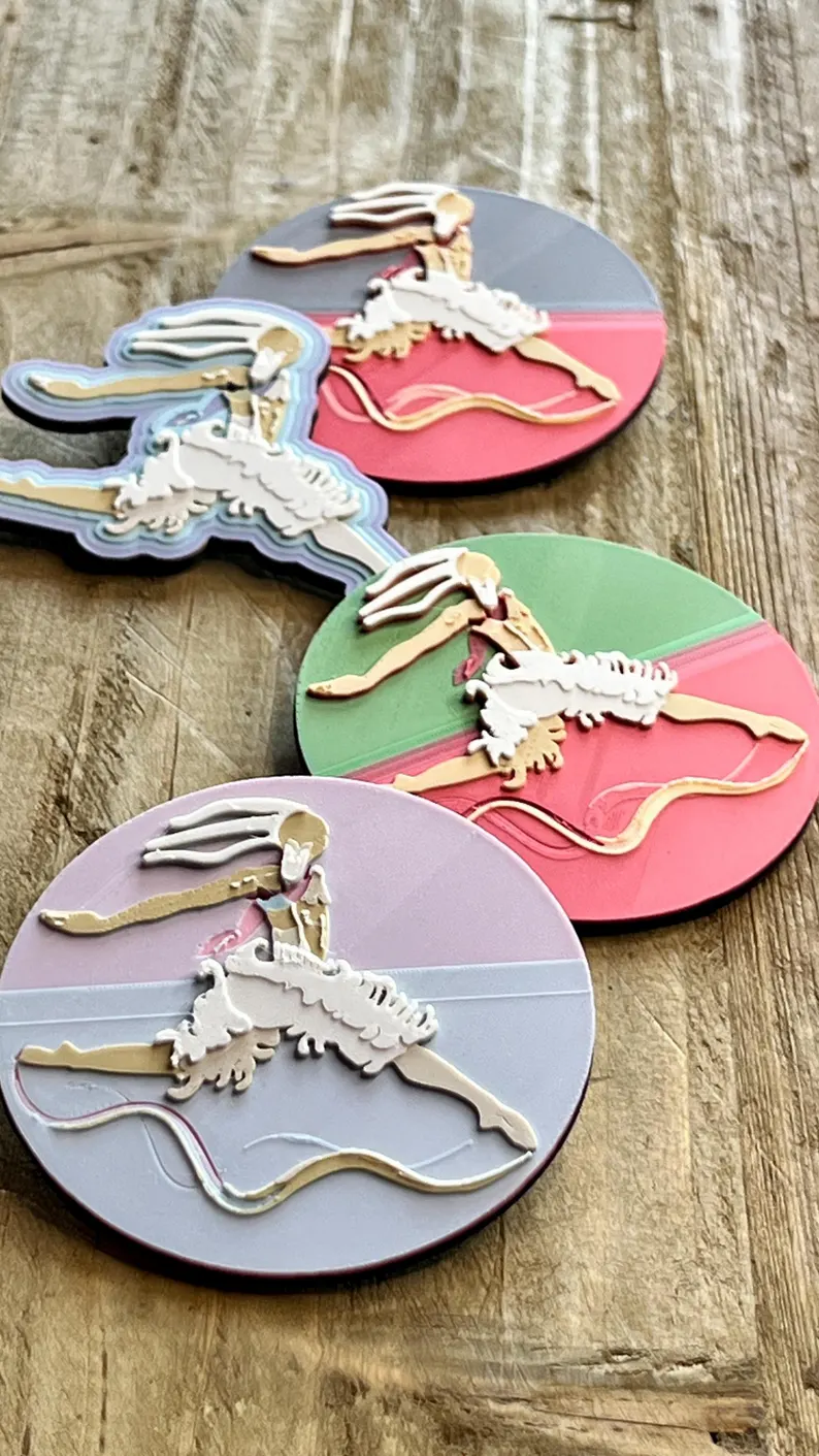 il 794xn.8344674461 qgmq.jpg Collection Danseur-Cygne buuBoo réunissant plusieurs broches artistiques imprimées en 3D, variations de couleurs et interprétations du danseur-cygne inspirées du ballet contemporain. Marque buuBoo.
