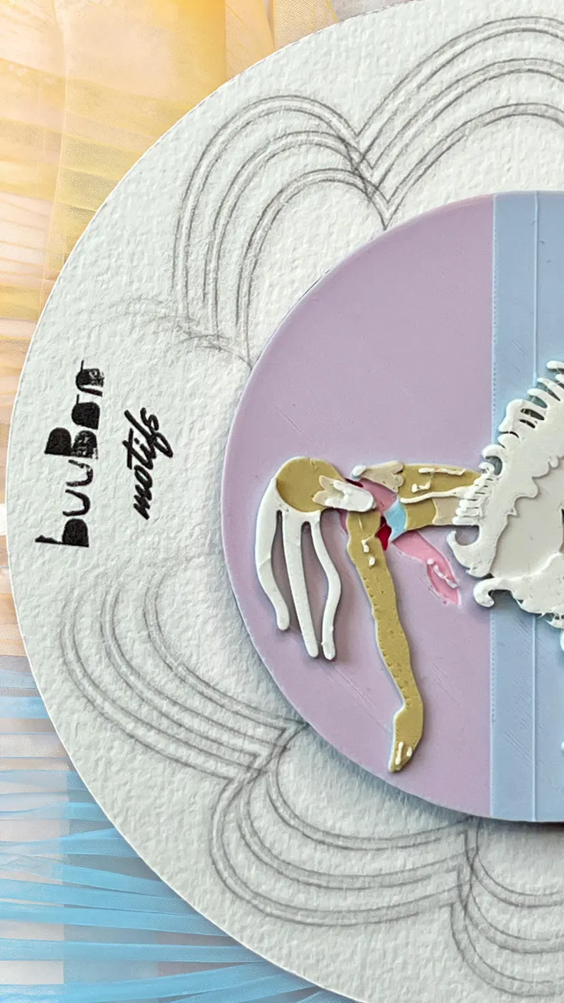 il 794xn.8344676205 minp.jpg Détail du danseur-cygne imprimé en 3D, fusion entre silhouette humaine et cygne avec dégradés doux de beige et blanc, création artistique buuBoo.