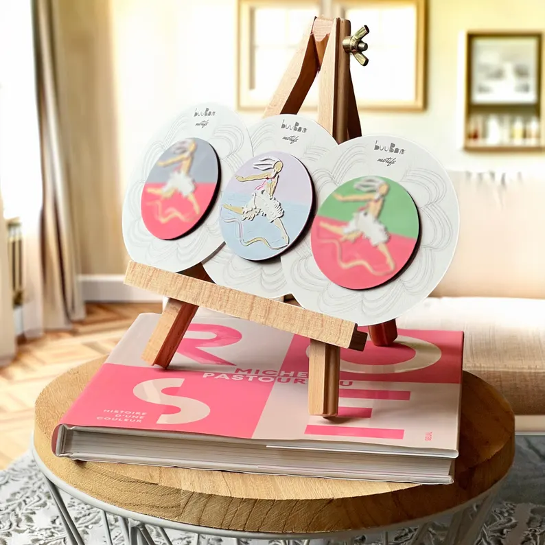 il 794xn.8344683449 t3ks.jpg Broche Danseur-Cygne pastel présentée sur son packaging rond posé sur un mini-chevalet, création artisanale française inspirée de la danse classique. Marque buuBoo.