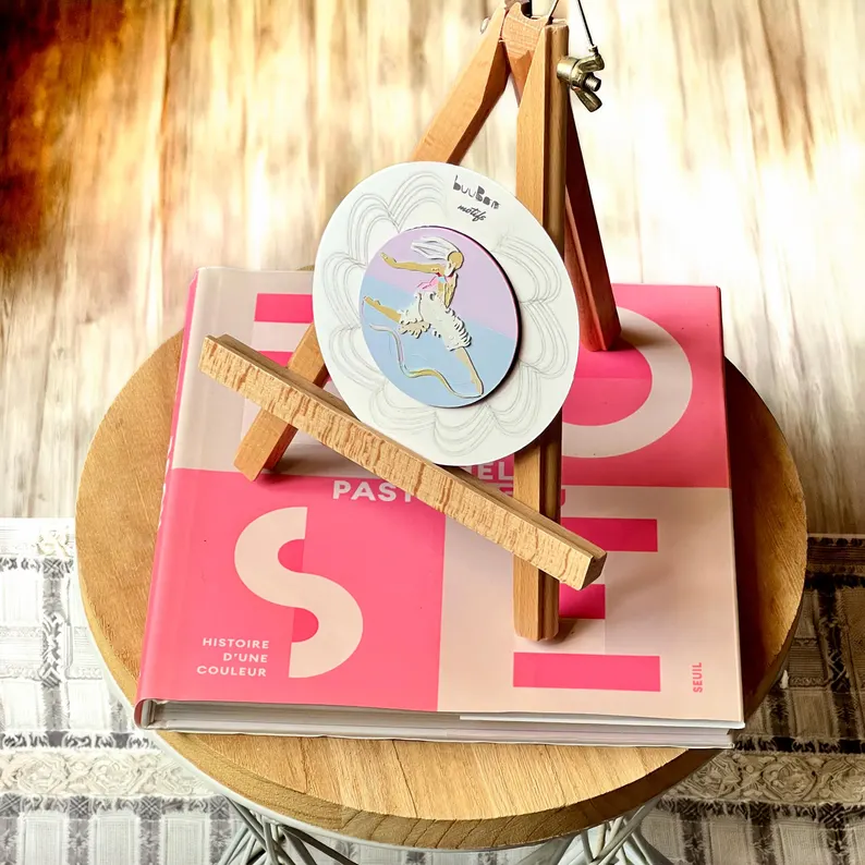 il 794xn.8344686071 aaur.jpg Broche Danseur-Cygne pastel présentée sur son packaging rond posé sur un mini-chevalet, création artisanale française inspirée de la danse classique. Marque buuBoo.