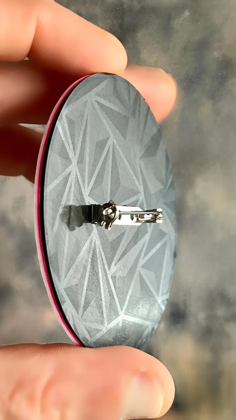 il 794xn.8344687879 1oga.jpg Vue arrière de la broche ronde Danseur-Cygne imprimée en 3D, attache métallique argentée et finition artisanale, détail du montage de l'accessoire. Marque buuBoo.