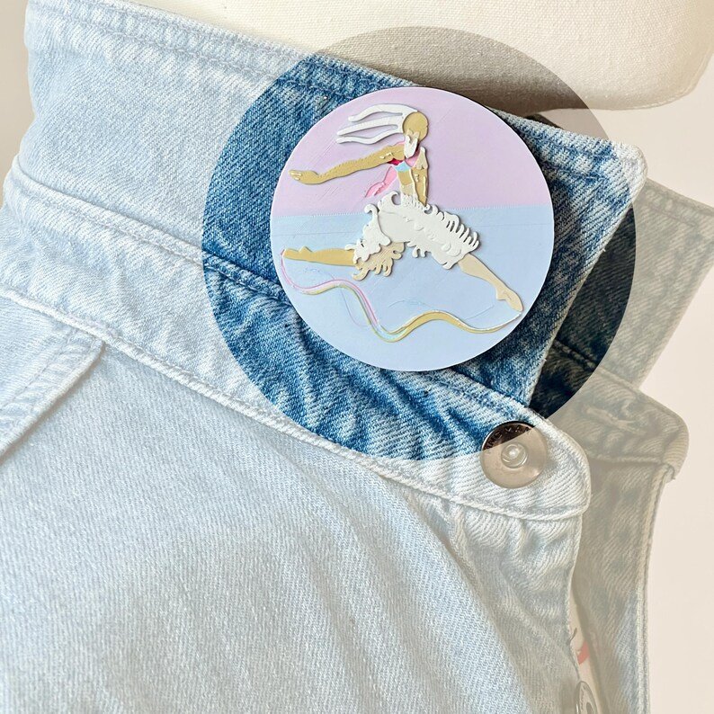 il 794xn.8344690735 sonf Broche Danseur-Cygne pastel portée sur le col d'une chemise, accessoire de vêtement imprimé en 3D aux nuances douces de rose, bleu, beige et blanc. Marque buuBoo.